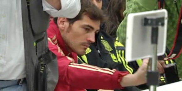 Iseng, Casillas Curi Ponsel Wartawan