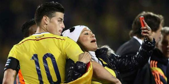 Laga Berakhir, James Rodriguez 'Dikeroyok' Pitch Invaders