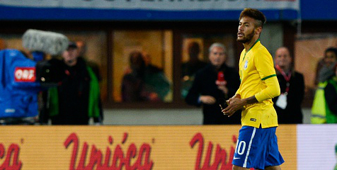 Neymar: Ini Alasan Saya Beri Ban Kapten pada Silva Neymar: Ini Alasan Saya Beri Ban Kapten pada Silva