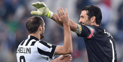 Juventus Resmi Perpanjang Kontrak Buffon dan Chiellini