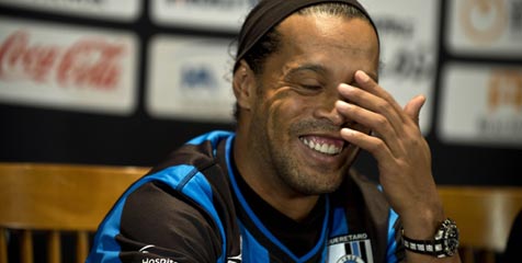 Ronaldinho Bakal Merumput di Angola?