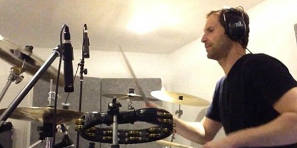 Pamer Skill Gebuk Drum, Petr Cech Kembali Bawakan Lagu Foo Fighters