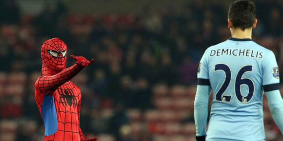 Heboh! Kemunculan Spiderman di Laga Sunderland vs Man City