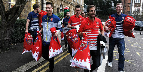 Galeri: Arsenal Bagikan Kado Natal Untuk Para Fans Ciliknya