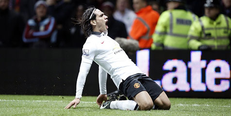 Rayakan Gol Falcao, Dua Fans Cilik Diusir Dari Villa Park