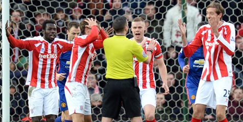 Hughes: Stoke Harusnya Dapat Dua Penalti Kontra Man United