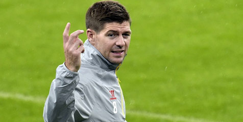 Pemain Terkuat FIFA Mohon Gerrard Bertahan di Liverpool