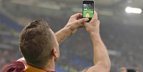 Selfie Totti Kini Menjelma Tato di Tangan Tifosi Roma Ini