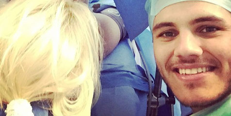 Icardi Selfie Dengan Latar Wanda Nara Menyusui