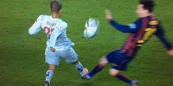 Injak Engkel Miranda, Messi Masih Terhindar Dari Kartu Kuning