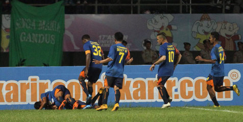 Review: Jinakkan Persib, Arema Juara IIC 2014