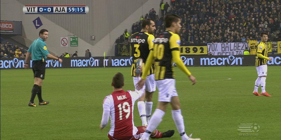 Video: Striker Ajax Lakukan Lemparan Sepatu Ala Arda Turan Video: Striker Ajax Lakukan Lemparan Sepatu Ala Arda Turan