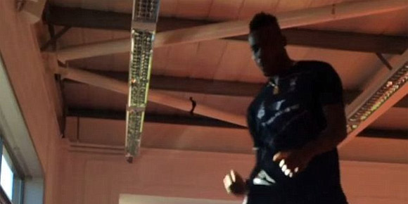 Menganggur, Balotelli Latihan Gunakan Botol