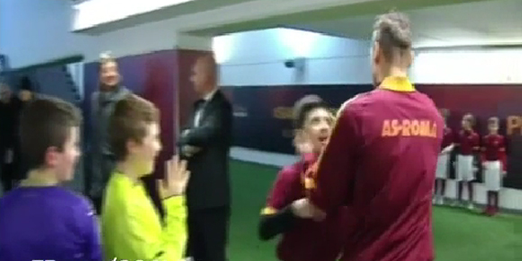 Video: Reaksi Lucu Fans Cilik Roma Usai Disapa Totti