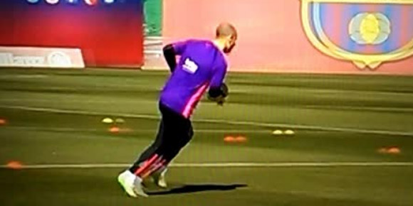 Mascherano Cetak Tiga Poin dengan Tendangan dari Tengah Lapangan