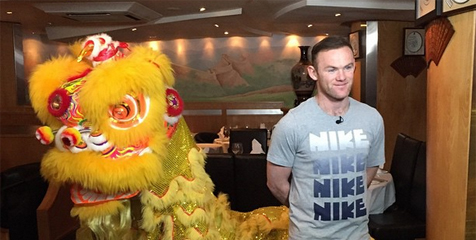 Rooney Bersiap Sambut Imlek dengan Barongsai