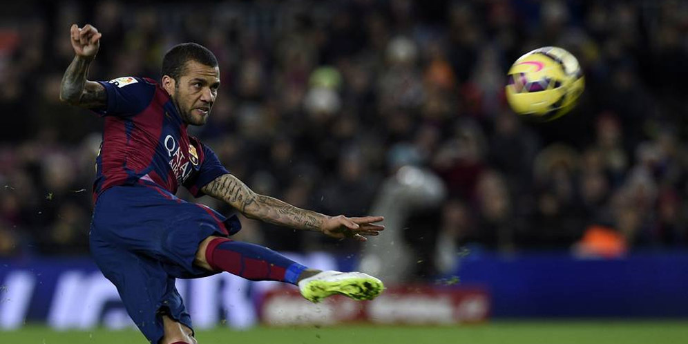 Alves Kembali Indikasikan Bakal Pergi dari Barca