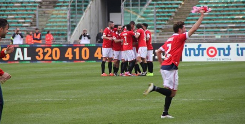 Video: Usai Cetak Gol, Striker Ini Ajak Boneka Babi Berselebrasi