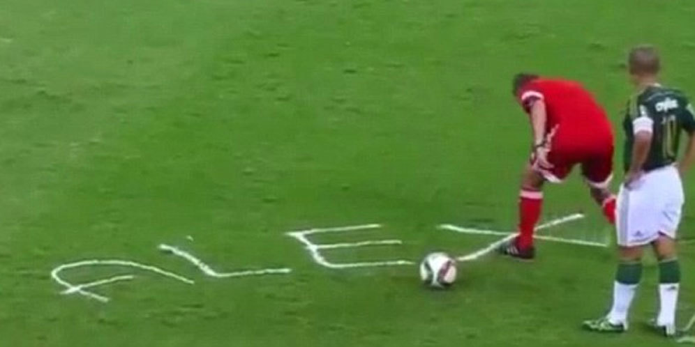 Pakai Vanishing Spray, Wasit Ini Menjelma Seniman di Lapangan