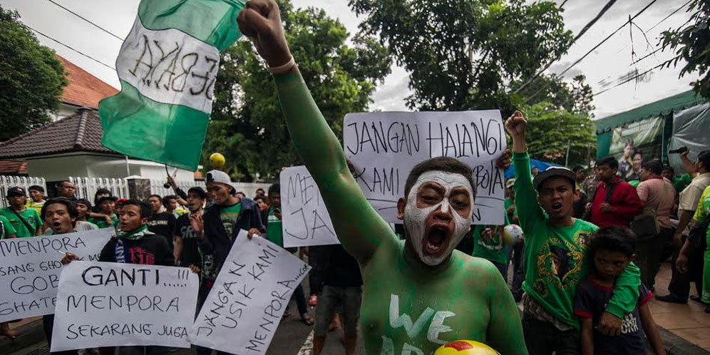 QNB League Terhenti, Bonek Tuntut Jokowi Turun Tangan