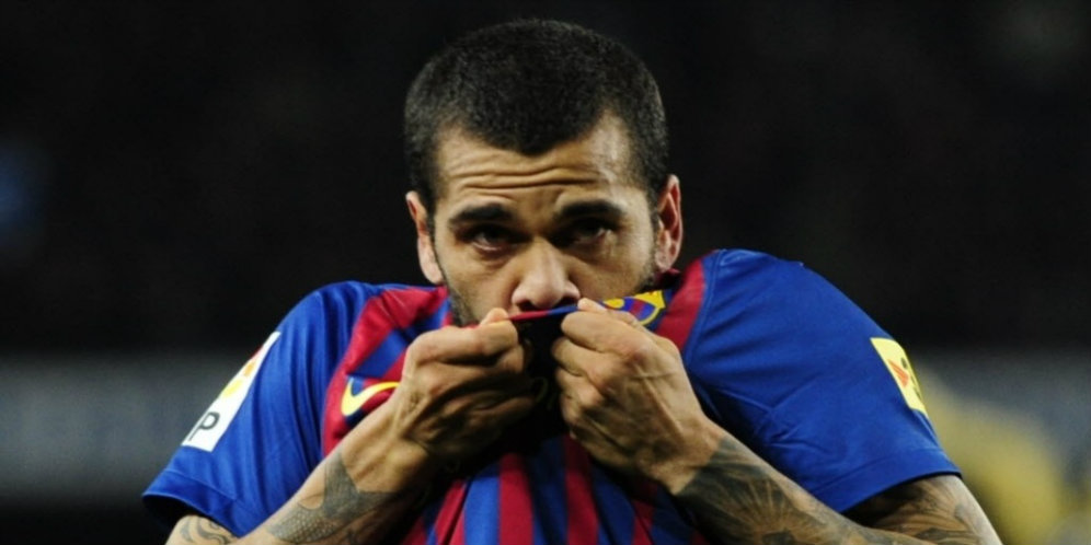 Barca Ingin Alves Bertahan di Camp Nou