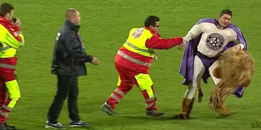 Video: Ketika Maskot Tim Mabuk Berat