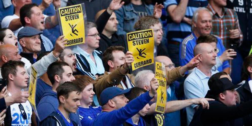 Gerrard Balas Sindiran Fans Chelsea