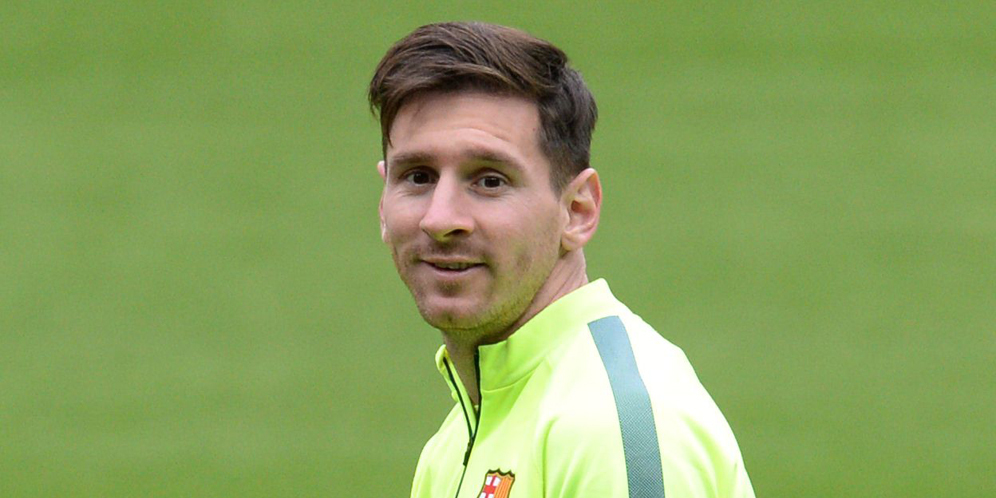 Ups, Kepala Messi Hampir Terbentur Kamera di Bandara