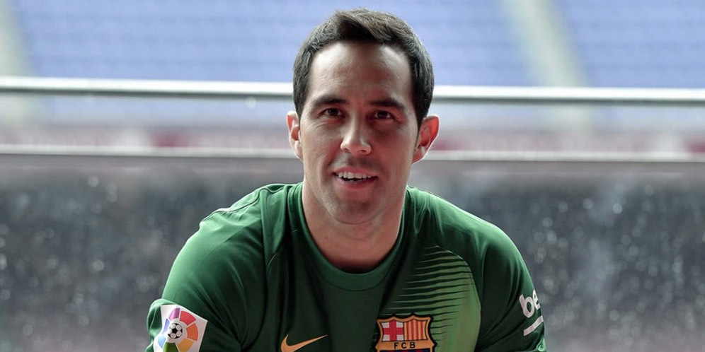 Pecahkan Dua Rekor, Claudio Bravo Menangkan Trofi Zamora