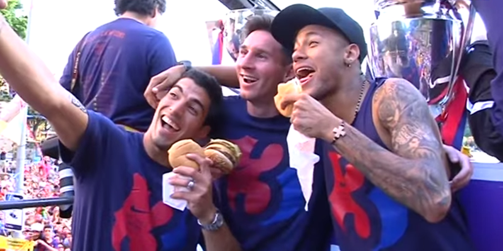 Dibelikan Fans, Neymar dkk Lahap Burger di Parade Juara