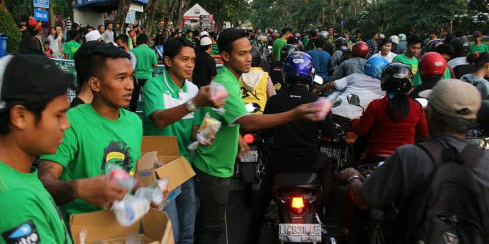 Puncak Acara HUT Ke-88, Persebaya Bagi Takjil