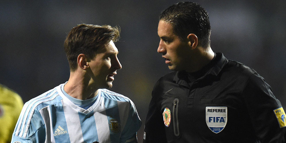 Dialog Messi dan Wasit di Laga Keras vs Kolombia