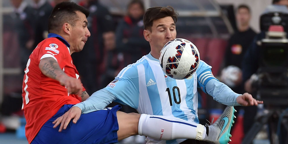 Tendang Perut Messi, Medel Dapat Kartu Kuning