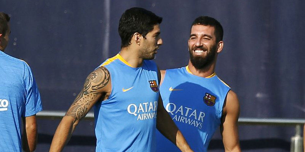 Latihan Perdana di Barca, Turan Tendang Suarez