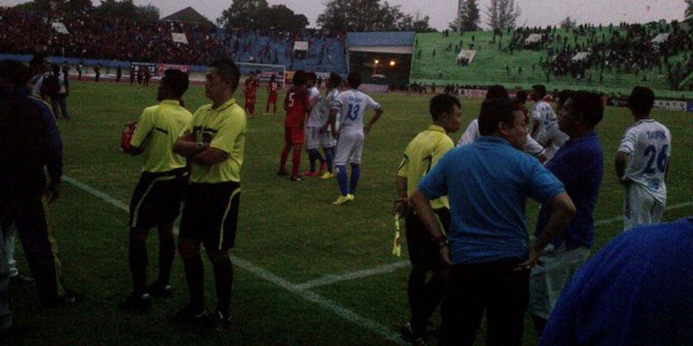 Piala Polda Jateng Kembali Rusuh, Asisten Wasit Terkapar Akibat Lemparan Batu