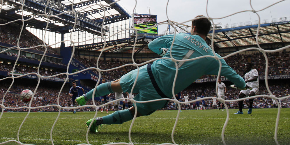 Begovic Siap Gantikan Courtois Lawan City 