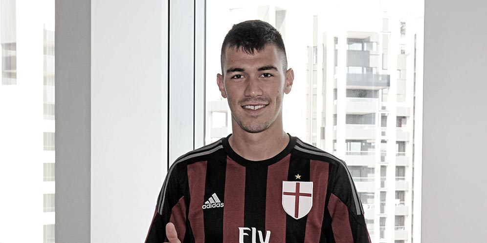 Alessio Romagnoli Resmi Berseragam AC Milan