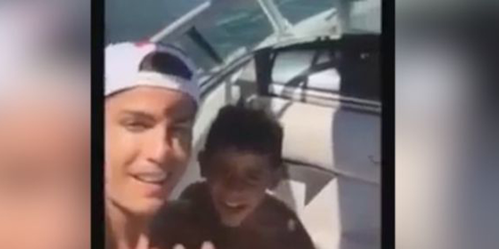 Usai Mandi Bareng, Cristiano Ronaldo dan Si Junior Pamer Body