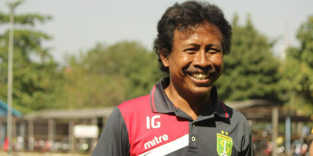 Pemain Persebaya Terlalu Lama Pegang Bola