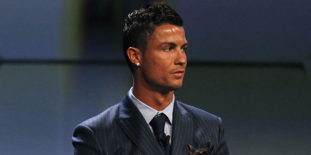 Rilis Parfum, Ronaldo Dikelilingi Cewek Cantik nan Seksi