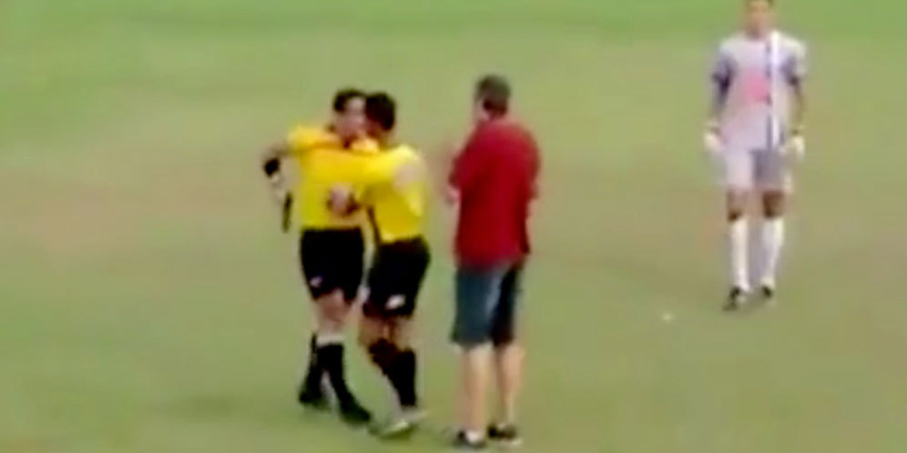 Jangan Macam-macam dengan Wasit Ini atau Bakal Didor! Jangan Macam-macam dengan Wasit Ini atau Bakal Didor!