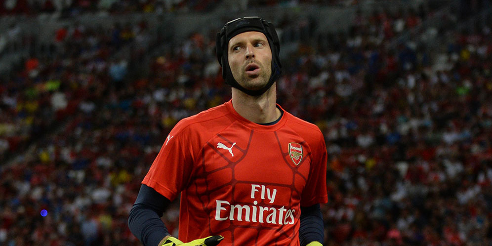 Tumbangkan MU, Mertesacker Banggakan Cech