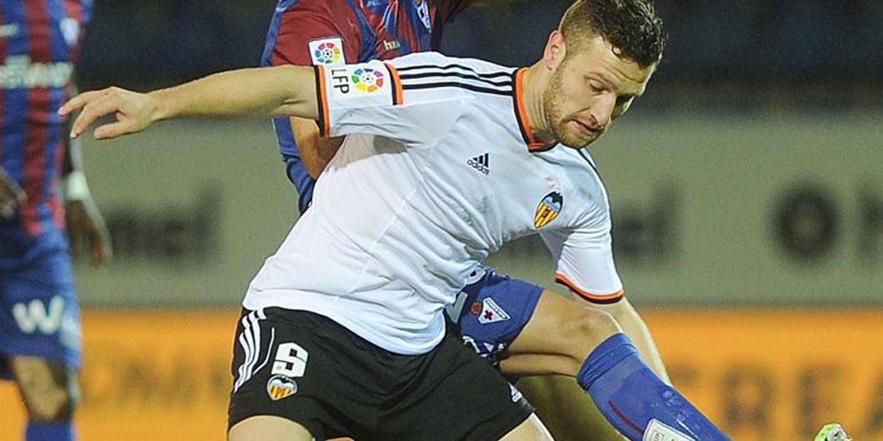 Diincar Barca & Bayern, Agen Sebut Mustafi Bahagia di Valencia 