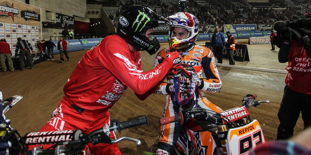 Tonton Betapa Sulitnya Marc Marquez Kejar Brad Baker!