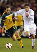Brett Holman dan Adem Ljajic pada laga Australia vs Serbia di Melbourne. (c) AP