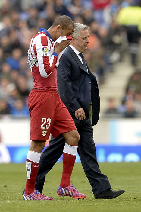 Miranda meninggalkan lapangan setelah dikartu merah © AFP