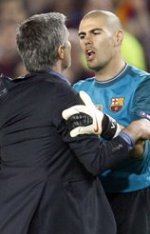 Jose Mourinho dan Victor Valdes (c) AP