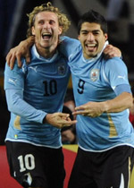 Luis Suarez dan Diego Forlan, selangkah menuju juara. (c) AFP