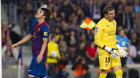 Javi Varas (kanan), penjaga gawang Sevilla (c) FC Barcelona