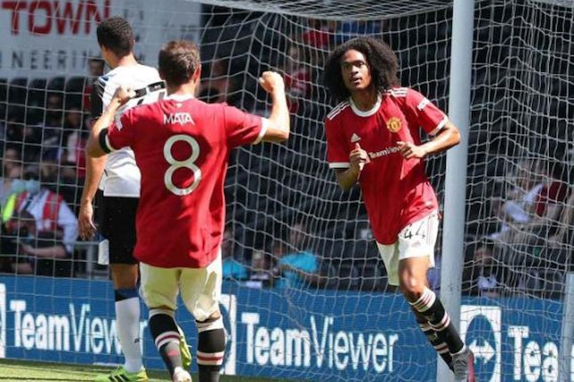 Gelandang Manchester United Tahith Chong merayakan golnya ke gawang Derby County di Pride Park, Minggu (18/07/2021) malam WIB. (c) manutd.com.